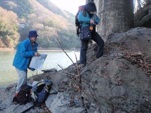 湖岸の玄武岩の露頭